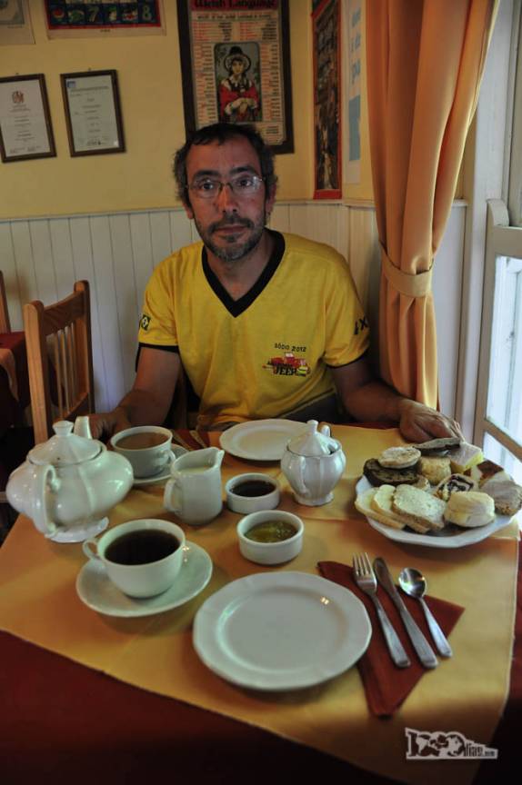 Provando um tradicional chá galês, em Gaiman, cidade na Patagônia, na Argentina